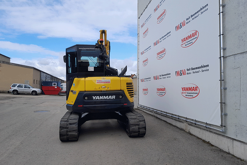 Heckansicht des Yanmar ViO 80-2PB Baggers mit Powertilt – kompakte Kurzheck-Bauweise für sicheres Arbeiten auf engen Baustellen