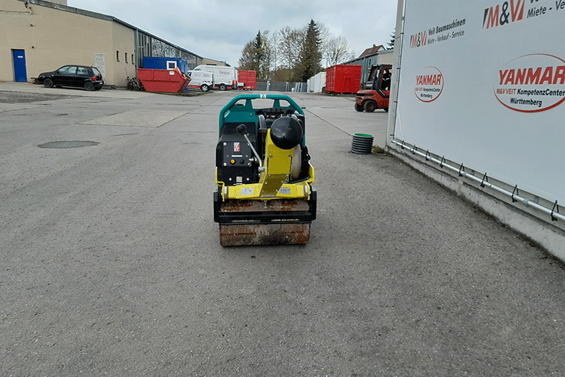 Heckansicht der handgeführten Walze Ammann ARW 65 mit stabilem Führungsgriff und kompakter Bauweise für präzise Verdichtungsarbeiten auf der Baustelle.