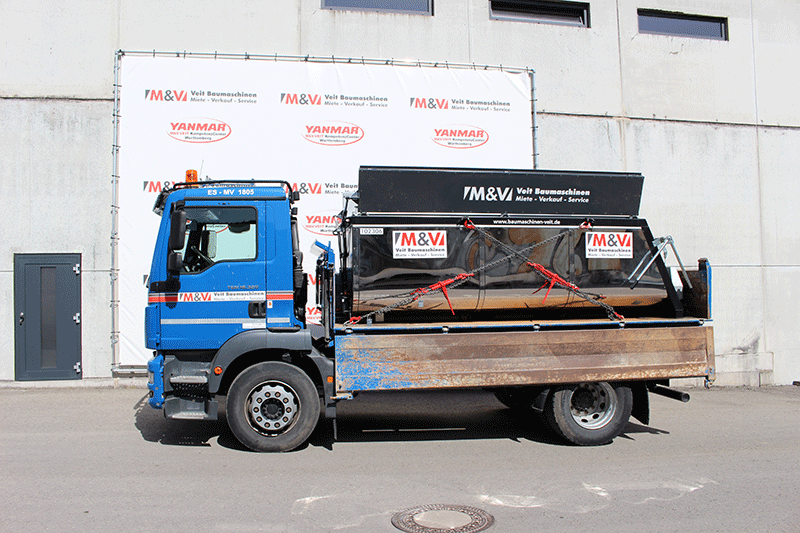 Amtec Thermobox auf einem 18-t-LKW mit geöffnetem Schlag zur präzisen und sauberen Entnahme von Asphaltmaterial im Baustelleneinsatz