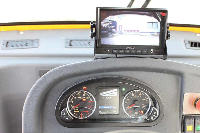 Die Rückfahrkamera des Bergmann C 912 Rundkipper Kettendumpers sorgt für bessere Übersicht und erhöhte Sicherheit beim Rangieren auf der Baustelle.