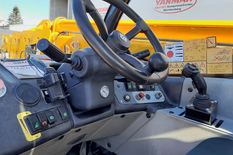 Bedienung des Dieci Teleskopladers 40.17 mit ergonomischem Cockpit, übersichtlichen Bedienelementen und präziser Steuerung