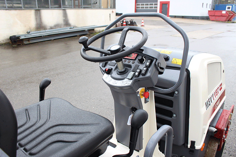 Cockpit der Dynapac CC 900 Tandemwalze mit übersichtlicher Anzeige und ergonomischen Bedienelementen