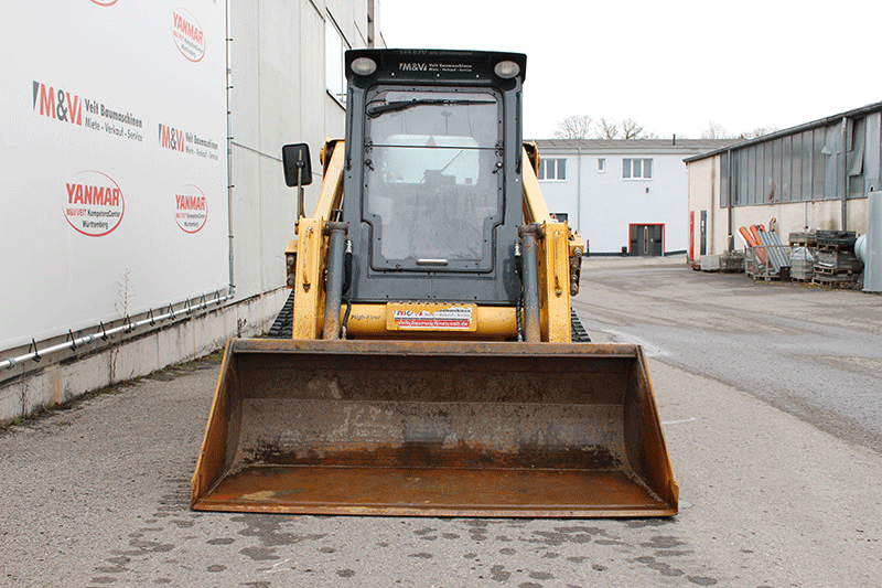 Frontansicht des Gehl RT 210 Kettenladers mit robuster Hubarmeinheit und breiter Standfläche für maximale Stabilität und effizienten Materialumschlag auf der Baustelle.