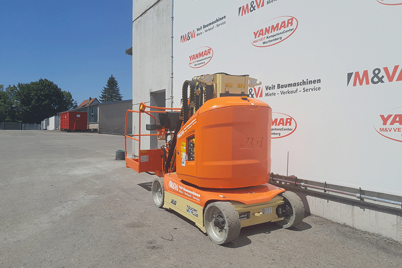 Heckansicht der JLG T12E Elektro-Mastarbeitsbühne mit Antriebseinheit und Fahrwerk