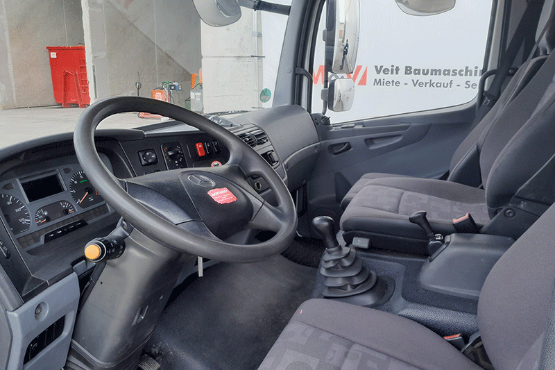 Einfache Bedienung des Mercedes-Benz Atego 816 mit übersichtlichem Cockpit, ergonomischen Bedienelementen und klar angeordneten Instrumenten für den Baustelleneinsatz