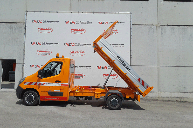 Opel Movano Kipper mit gekippter Ladefläche beim Entladevorgang, ideal für schnelles und kontrolliertes Abkippen von Schüttgut auf der Baustelle