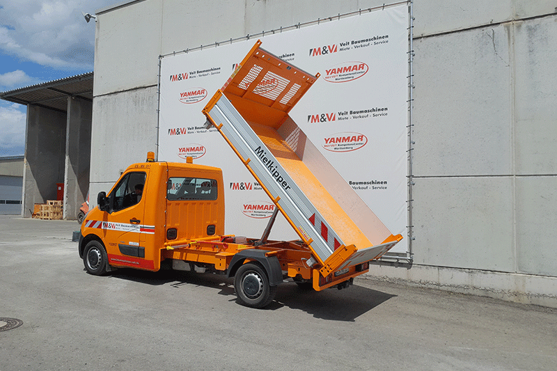 Opel Movano Kipper im aktiven Baustelleneinsatz bei Transport- und Kipparbeiten, leistungsstark, zuverlässig und ideal für den täglichen Einsatz im Baugewerbe