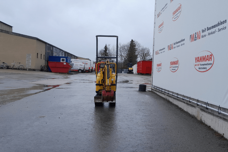 Frontansicht des Yanmar SV 05 Minibaggers mit schmalem Unterwagen und kompaktem Design – ideal für Gartenbau, Innenabbruch und enge Baustellenbereiche mieten