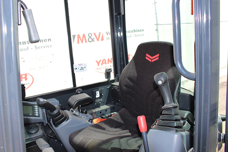 Fahrerkabine des Yanmar VIO 23-6 Nullheckbaggers mit ergonomischer Bedienung, guter Rundumsicht und hohem Fahrerkomfort für präzises Arbeiten auf der Baustelle