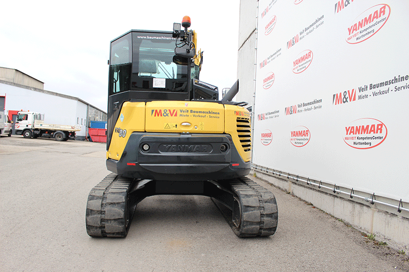 Heckansicht des Yanmar Vio 80-1 Kompaktbaggers mit robuster Motorhaube, stabiler Bauweise und guter Manövrierfähigkeit auf der Baustelle