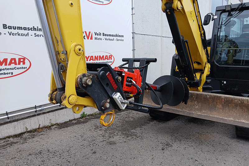 Adler E 165 Erdbohrer zur Miete im Einsatz auf der Baustelle – hydraulischer Erdlochbohrer für präzise Bohrungen im Tiefbau, Zaunbau und Garten- und Landschaftsbau