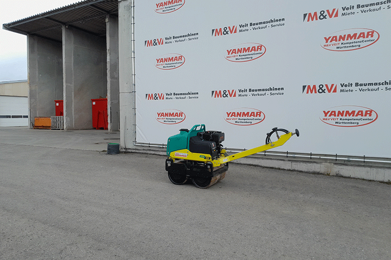 Die handgeführte Walze Ammann ARW 65 zur Miete für flexible und präzise Verdichtungsarbeiten auf Baustellen und in engen Arbeitsbereichen.