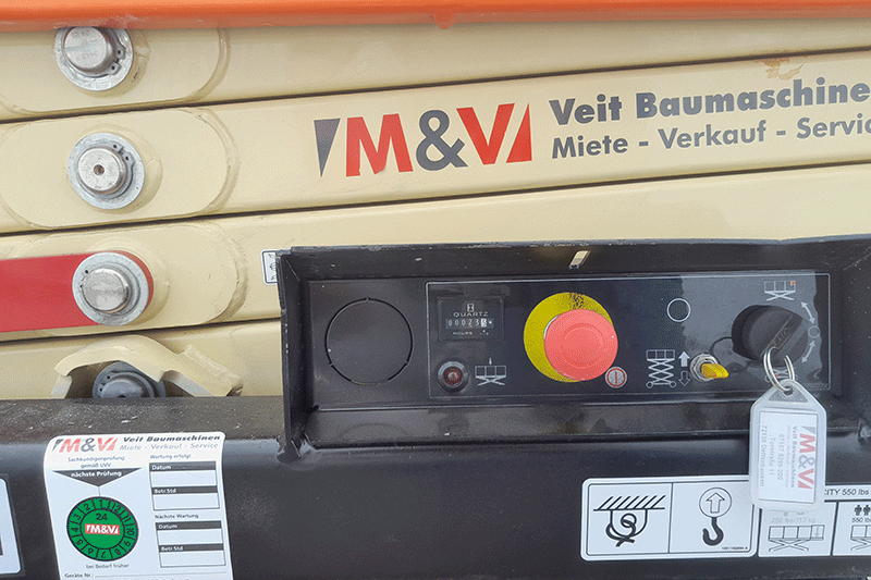 JLG ES1530 Scherenarbeitsbühne zur Miete in Stuttgart, Seitenansicht mit Plattform