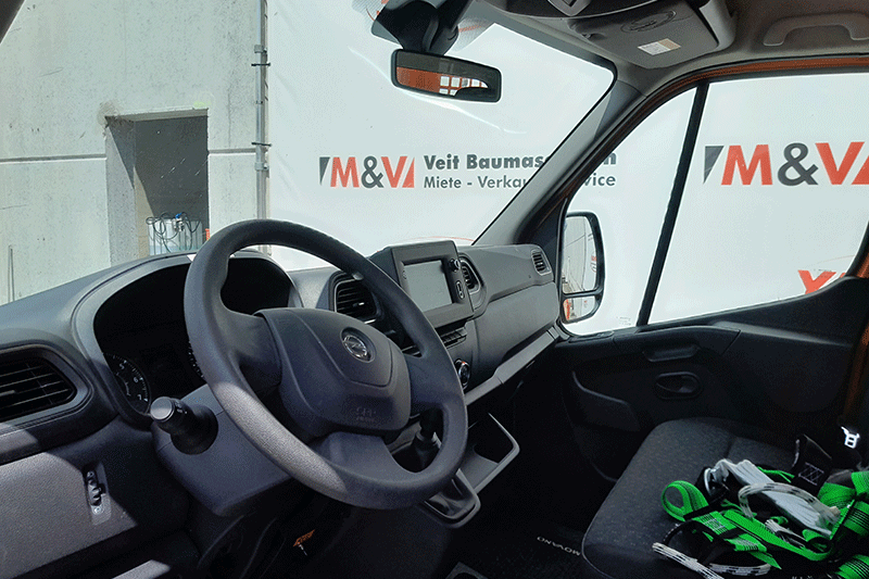 Fahrerkabine des Opel Movano Kippers mit geräumigem Innenraum, ergonomischem Cockpit, komfortablem Fahrersitz und guter Rundumsicht für effizientes Arbeiten auf der Baustelle