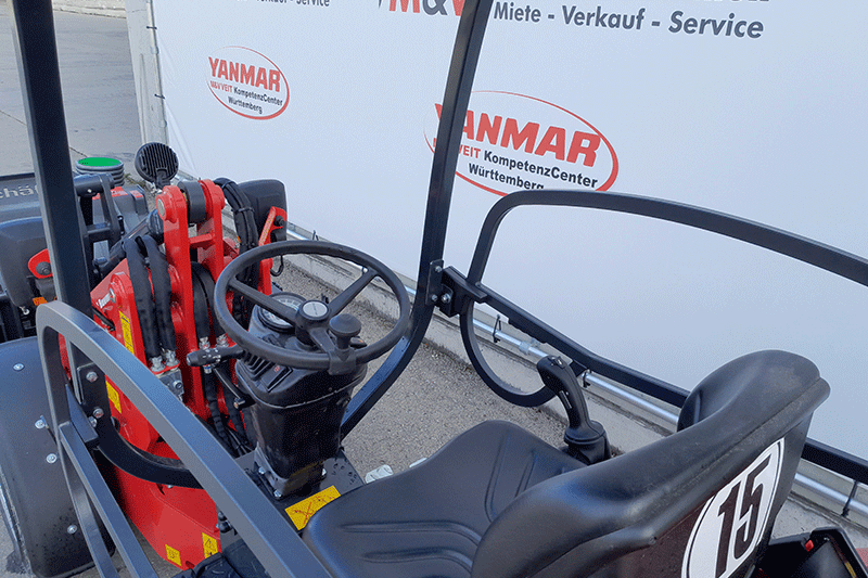 Übersichtliche Bedienung des Schäffer Radladers 2428-2 mit ergonomischem Joystick, klar angeordneten Bedienelementen und hohem Fahrerkomfort