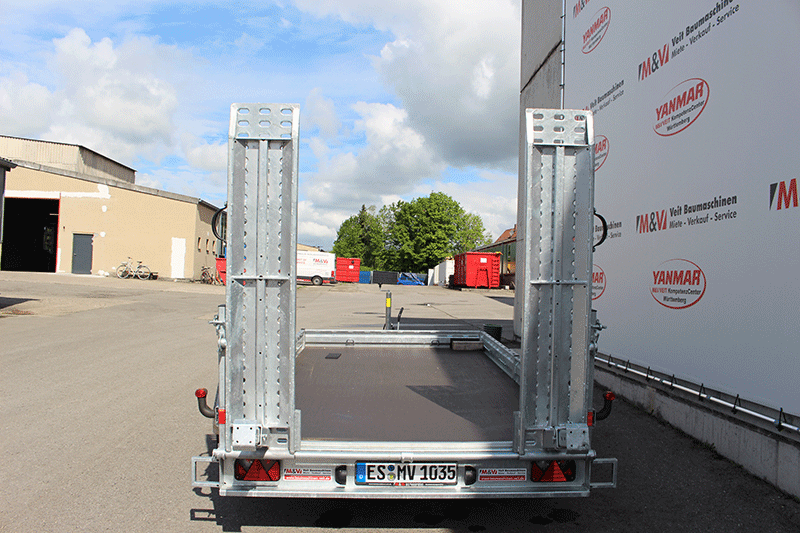 Heckansicht des Städele Anhängers MTS351835S – robuster Baumaschinenanhänger mit Auffahrrampen für den Baustelleneinsatz