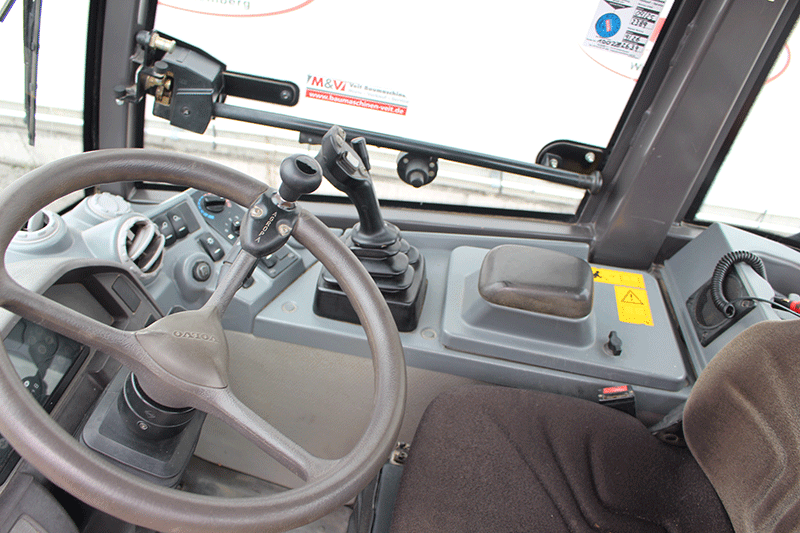 Die Bedienung des Volvo Radladers L 25 erfolgt komfortabel über ergonomische Joysticks und übersichtliche Bedienelemente in der Kabine.