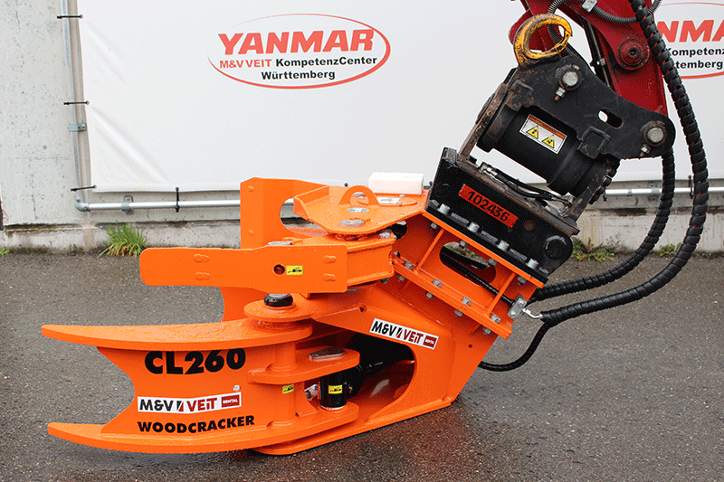 Seitenansicht des Westech Woodcracker CL 260 am Bagger – Anbaugerät zur Miete für Rückbau und Abbruch von Holzbauteilen