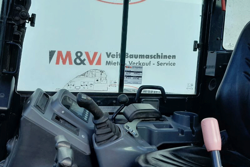 Bedienung des Yanmar Vio 50-6A Minibaggers in der Fahrerkabine – ergonomische Joystick-Steuerung, übersichtliches Display und komfortabler Fahrerplatz für effizientes und sicheres Arbeiten auf der Baustelle.