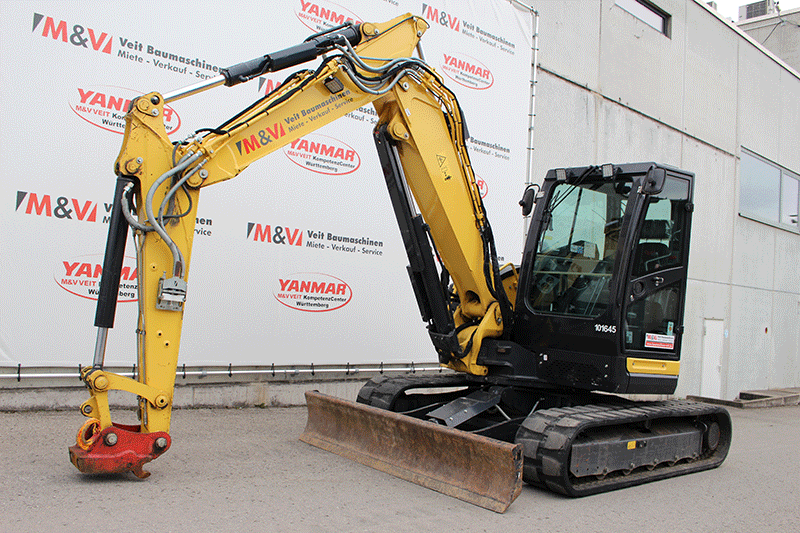 Frontansicht des Yanmar Vio 80-1 Kompaktbaggers mit robustem Ausleger, präziser Hydraulik und stabiler Bauweise auf der Baustelle