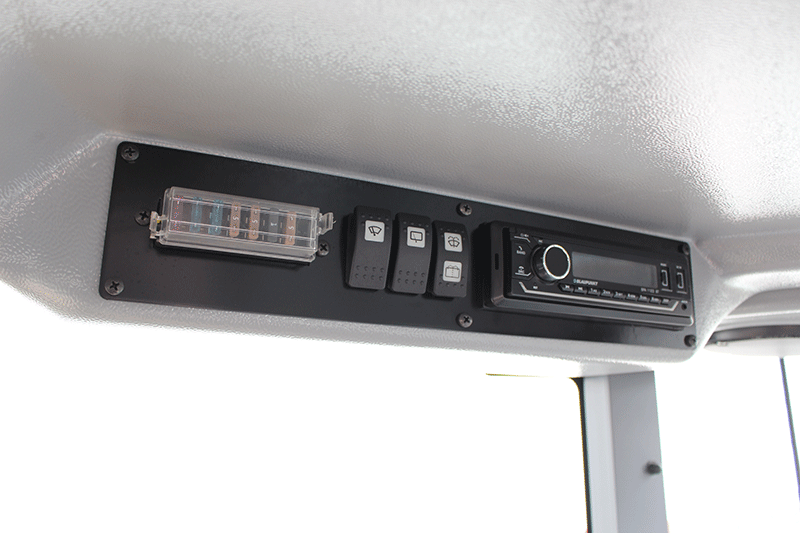 Im Dynapac CA1400D verbautes Radio in der Fahrerkabine für angenehme Unterhaltung, gesteigerten Fahrerkomfort und konzentriertes Arbeiten auf der Baustelle