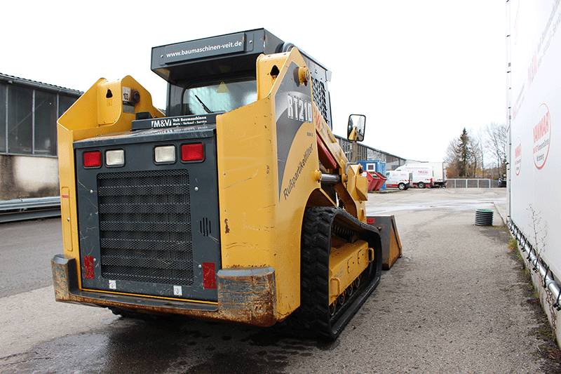 Heckansicht des Gehl RT 210 Kettenladers mit leistungsstarkem Motorbereich, stabiler Raupenfahrwerk-Konstruktion und optimaler Wartungszugänglichkeit für den Einsatz auf der Baustelle.
