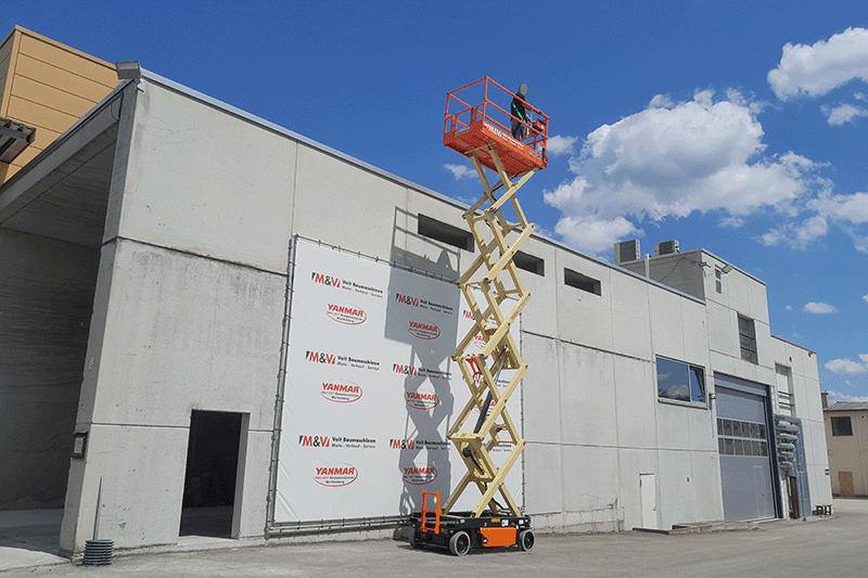 JLG 3246R Elektro-Scherenbühne im Einsatz bei Montage- und Wartungsarbeiten