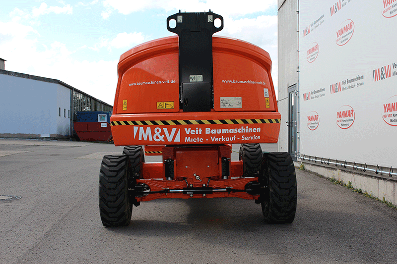 Heckansicht der JLG 460 SJ Teleskoparbeitsbühne mit stabilem Fahrgestell und leistungsstarkem Antrieb für den sicheren Einsatz auf der Baustelle.