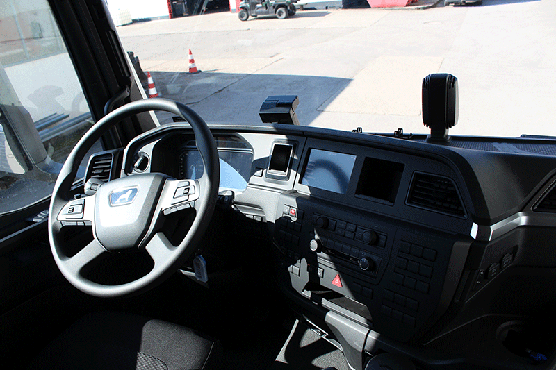 Bedienung des MAN TGS 33.480 3 Achser Kippers im Fahrerhaus – ergonomische Steuerung und komfortable Lkw-Bedienung für effiziente Transporte auf der Baustelle