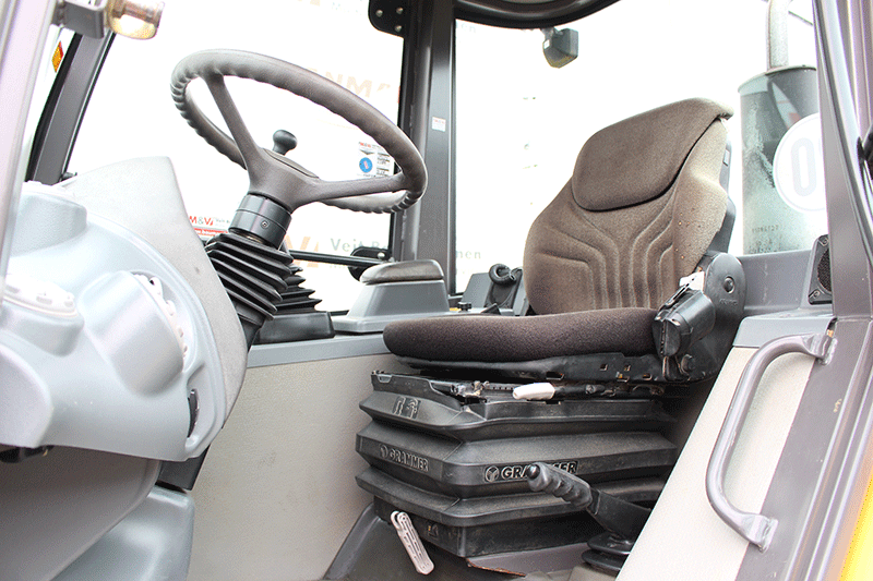 Die Fahrerkabine des Volvo Radladers L 25 bietet eine komfortable Sitzposition, optimale Rundumsicht und ergonomisch angeordnete Bedienelemente für effizientes Arbeiten auf der Baustelle.