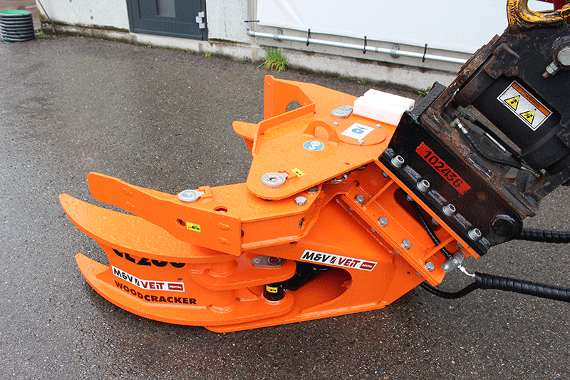 Westech Woodcracker CL 260 im Einsatz für Rückbau und Abbruch von Holzbauteilen – leistungsstarkes Anbaugerät am Bagger zur Miete