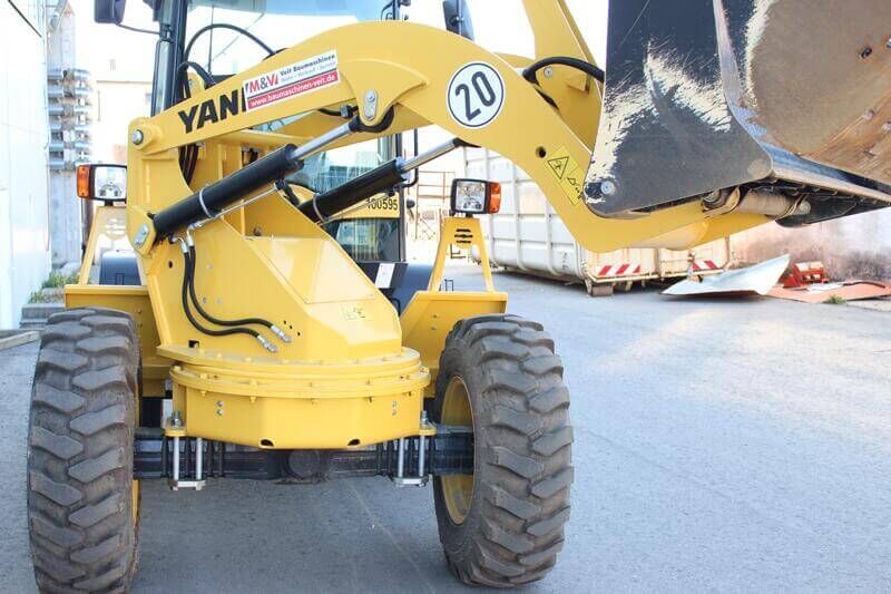 stufenlos schwenkbare Ladeanlage des Radlader Yanmar V70 Stage 5