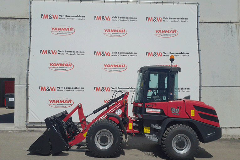 Seitenansicht des Yanmar V 80 Radladers im Baustelleneinsatz mit kompakter Bauweise