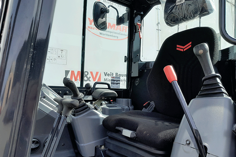 Fahrerkabine des Yanmar Vio 33-6 Nullheckbaggers mit ergonomischem Fahrersitz, übersichtlichen Bedienelementen und optimaler Rundumsicht