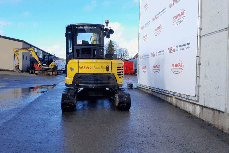 Yanmar Vio 50-6A in der Heckansicht – moderner 5-Tonnen Nullheckbagger mit platzsparendem Heckdesign, ideal für Arbeiten auf engen Baustellen im Tiefbau und GaLaBau.