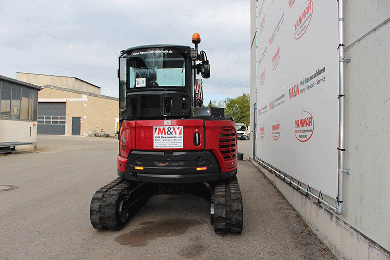 Heckansicht des Yanmar Vio 50-6B Minibaggers mit robuster Motorhaube, kompakter Bauweise und optimaler Manövrierfähigkeit auf der Baustelle