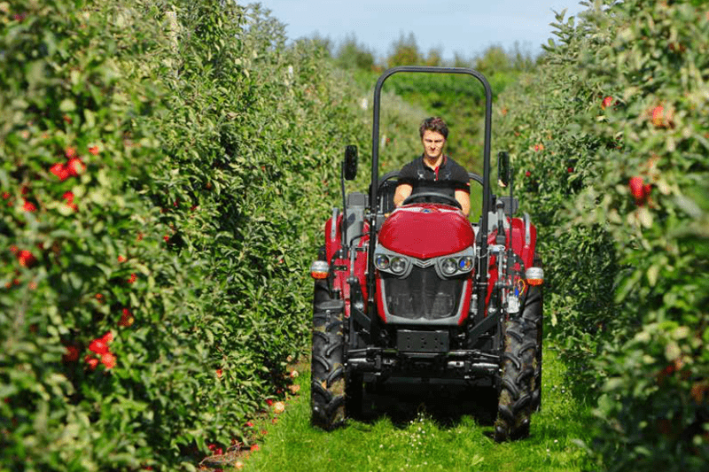 Kompakter Traktor Yanmar YT347 nach dem Kauf im Einsatz in der Landwirtschaft