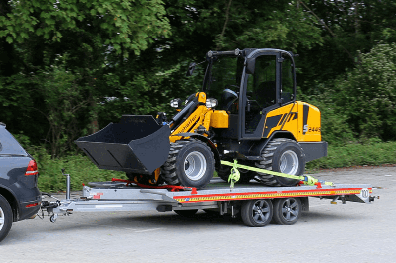Radlader Schäffer 2445 S Transport auf Anhänger für PKW