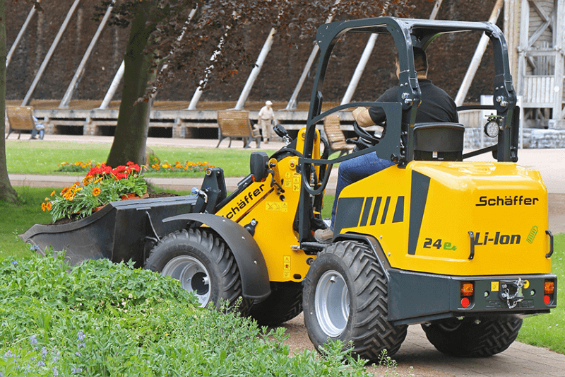 Schäffer 24E Elektrolader im Park