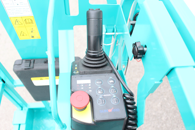 Sunward SWSL0607DC Elektrobühne mit einfacher Joystick-Bedienung – komfortabel steuerbare elektrische Scherenarbeitsbühne, mietbar im Stuttgarter Raum für sichere Höhenarbeiten