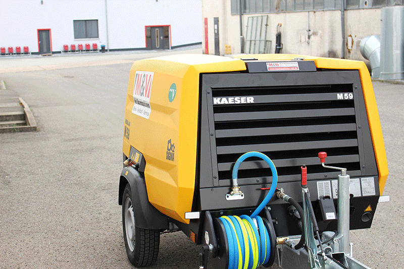Schlauchhalter am Kaeser Mobilair M59 PE mobilen Baukompressor – praktische und sichere Aufbewahrung von Druckluftschläuchen