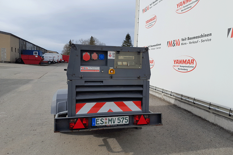 Heckansicht des Atlas Copco Stromerzeugers QAX 40 auf Anhänger mit stabiler Konstruktion und guter Zugänglichkeit für den mobilen Baustelleneinsatz.