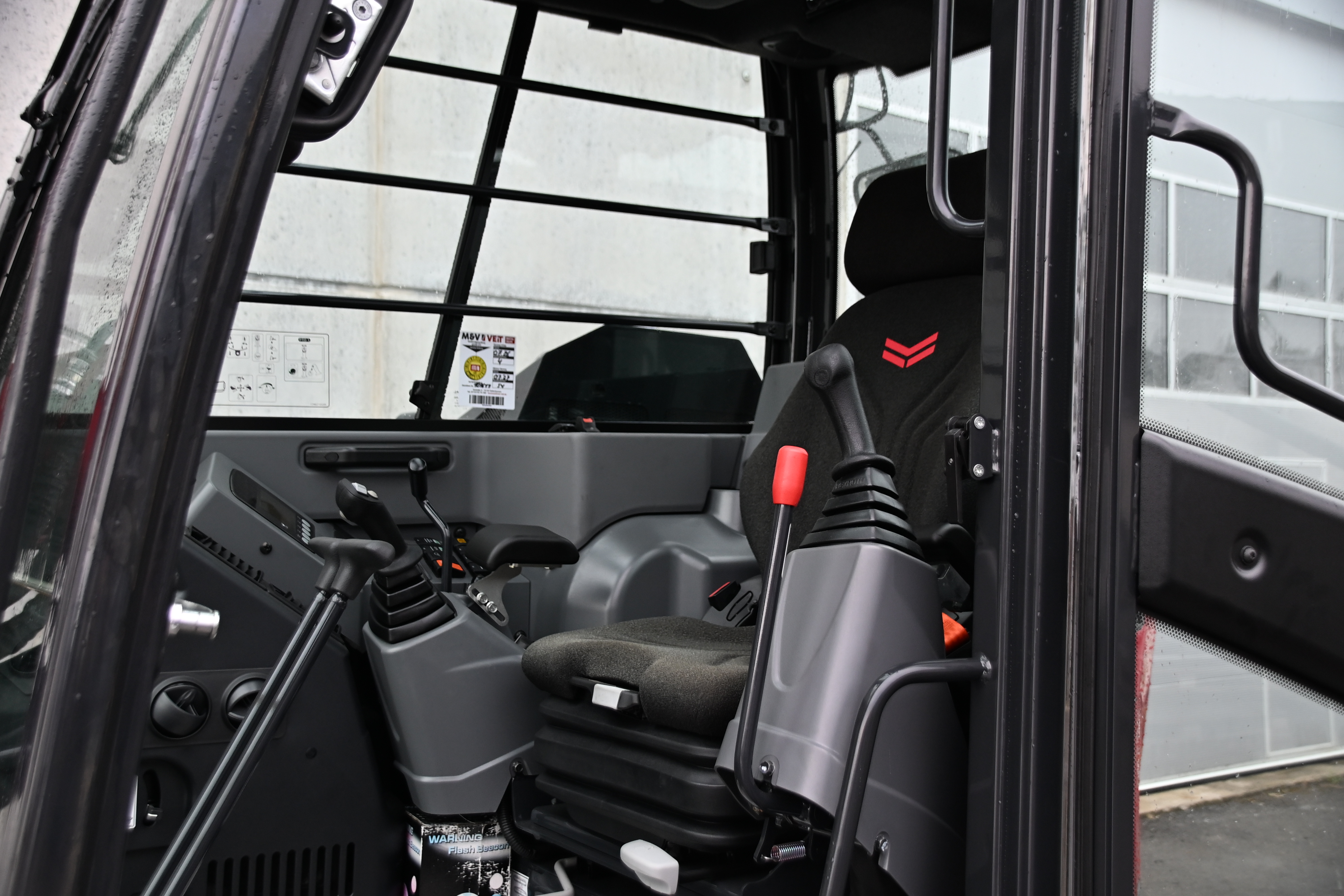 Übersichtliches Cockpit des Yanmar B7-6-Midibaggers