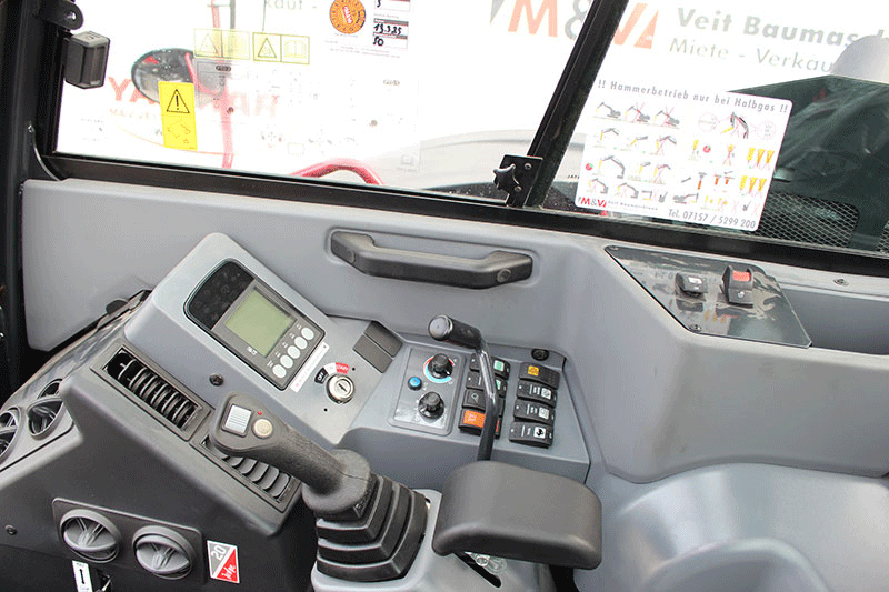 Intuitive Bedienung des Yanmar ViO 80-2 PB Baggers mit ergonomischem Cockpit, leicht erreichbaren Bedienelementen und hohem Fahrerkomfort