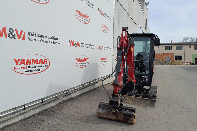 Frontansicht des Yanmar SV 19 Minibaggers mit kompakter Bauweise, robuster Konstruktion und optimaler Übersicht für präzise Arbeiten auf der Baustelle