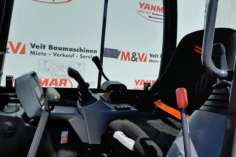 Fahrerkabine des Yanmar SV26 Minibaggers mit ergonomischem Sitz, übersichtlichen Bedienelementen und hohem Fahrerkomfort