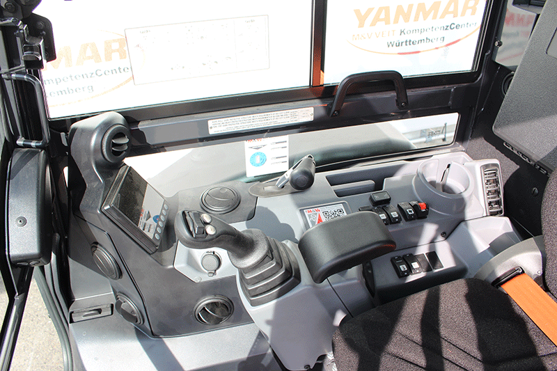 Intuitive Fahrerkabine des Yanmar Vio 33-7 Minibaggers 3,3 t – übersichtliches Cockpit, ergonomische Bedienelemente und hoher Fahrerkomfort