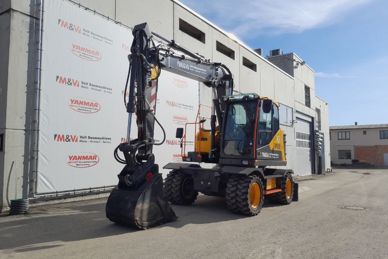 Ansicht auf die Seite des Volvo Mobilbaggers EWR130E OQ65