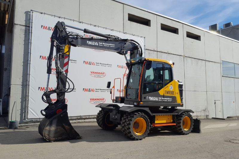 Seitlicher Blick auf den Volvo EWR 130E Mobilbagger