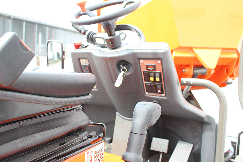 Bedienelemente im AUSA D 350 – übersichtlich angeordnete Steuerung für präzises Arbeiten auf der Baustelle